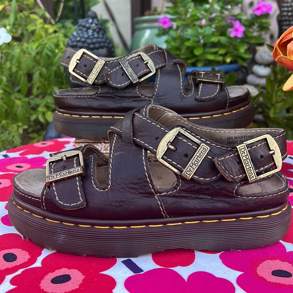 🏴󠁧󠁢󠁥󠁮󠁧󠁿 Vintage MIE Dr. Martens Platform Triple Buckle 90’s Sandals